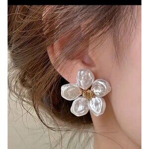 Flower Luxury stud Earrings Pearl Vintage inspiration jewelry white jewelry